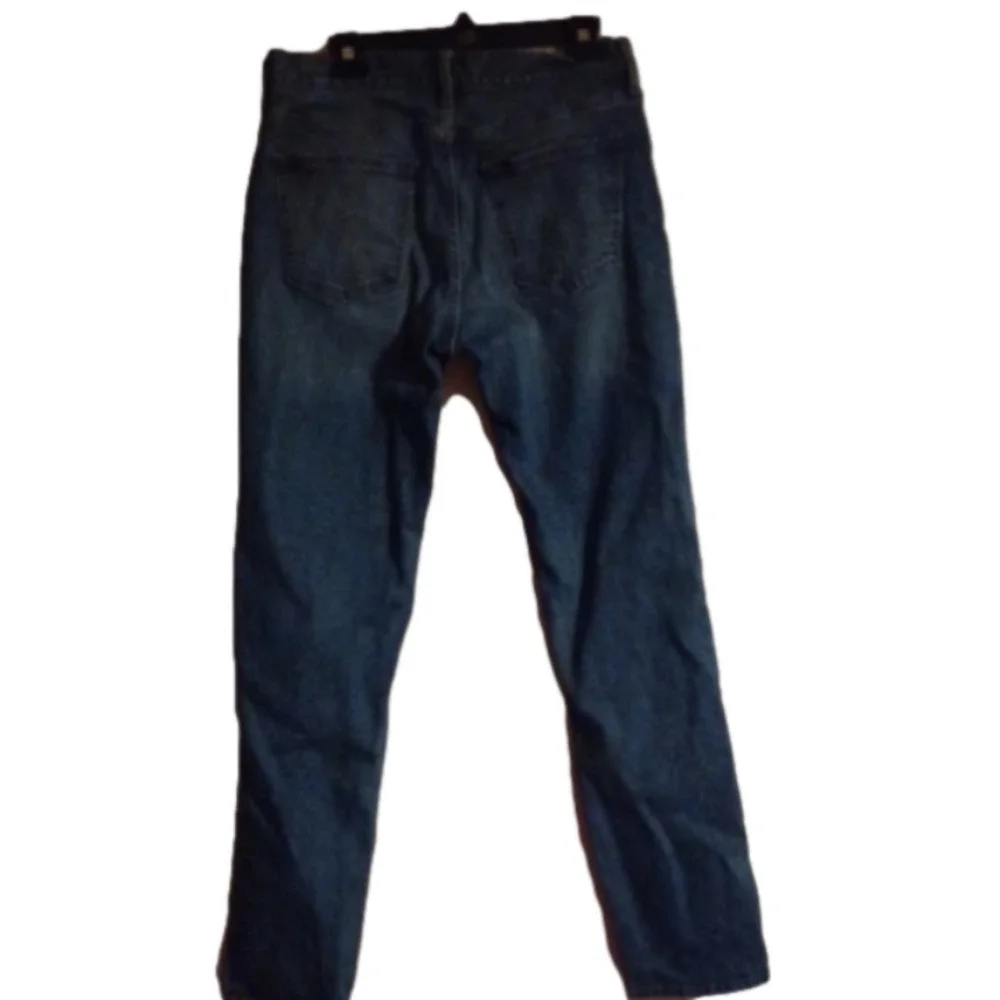 𝅺 Old Navy Jeans. Size 33x32. Medium wash slims. Good used condition.